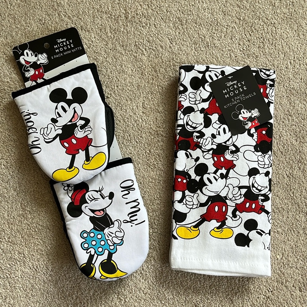 NWT Mickey Mouse Disney kitchen towel and oven mit set